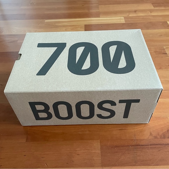 SOLD Yeezy Boost 700 MNVN ‘Analog’ - Picture 13 of 14